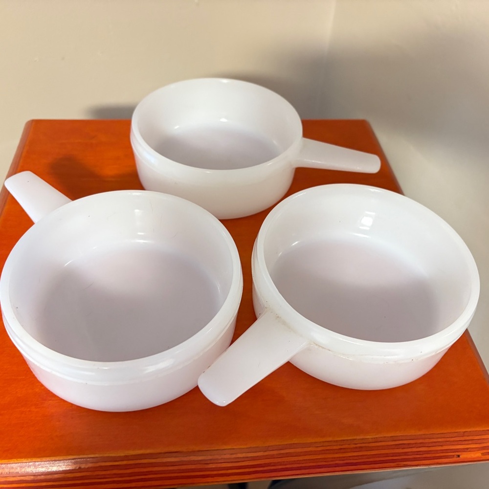 Pyrex glass grab it bowls. Integrated handle. Vintage. Set of 3. Made in USA